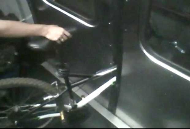 Bicicleta é transportada com a roda dianteira do lado de fora do metrô na tarde desta quarta-feira (29) (Foto: Reprodução/TV Globo)