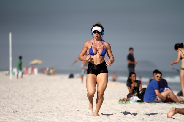 Andréa de Andrade corre na praia (Foto: Marcos Ferreira / Foto Rio News)