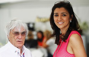 Fabiana Flosi com Bernie Ecclestone no GP da Espanha de 2012, corrida seguinte ao anúncio do noivado (Foto: Getty Images)