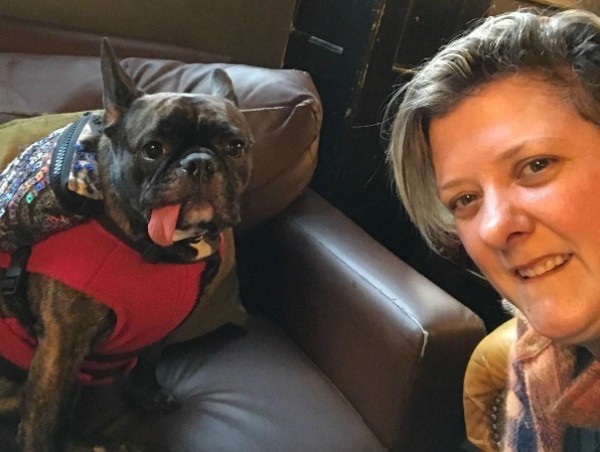 Assistente de Carrie Fisher adota cão da atriz (Foto: Reprodução Instagram) Assistente de Carrie Fisher adota cão da atriz (Foto: Reprodução Instagram)