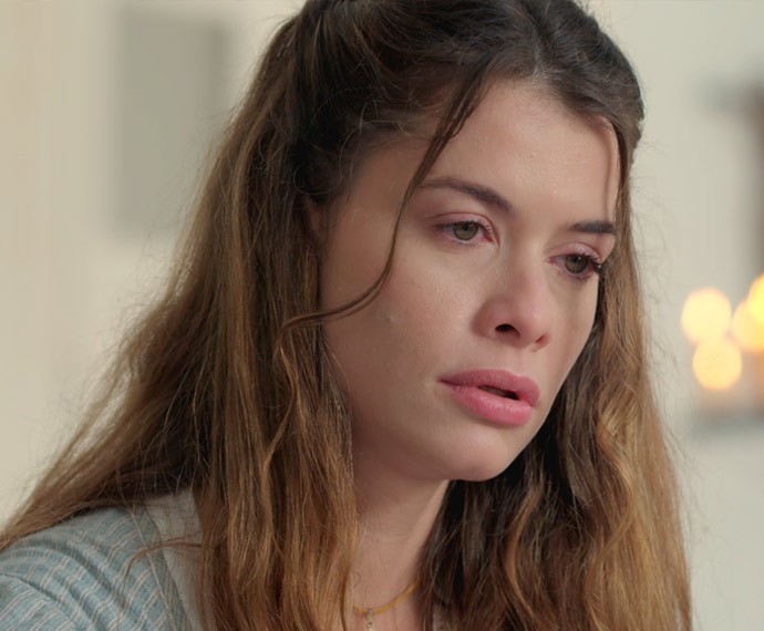 Lívia fica chocada com a revelação da mãe (Foto: TV Globo)