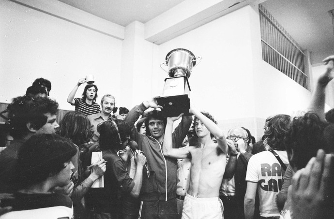 Falcão Figueroa taça campeão brasileiro 1975 (Foto: Hipólito Pereira/Agência RBS)