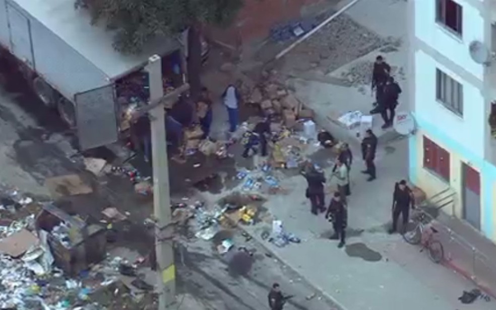 Policiais do 22°BPM recuperaram um caminhão de carga na manhã desta terça (6) (Foto: Reprodução / TV Globo)