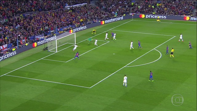 <p>
 Messi toca na &aacute;rea para Arda Turan, que chuta cruzado, a bola passa por Trapp, mas Marquinhos afasta.</p>
