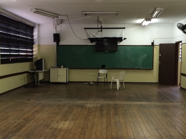 Até mesmo professores enfrentariam dificuldades em utilizar sala de vídeo por conta do acesso restrito, de acordo com alunos da escola Fernão Dias (Foto: Vivian Reis/G1)