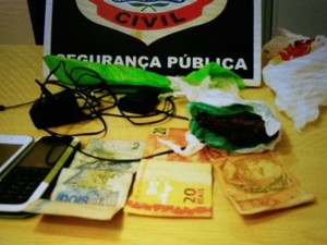 Com os adolescente foram achados 100 gramas de maconha e dinheiro (Foto: Divulgação/SSP-TO)