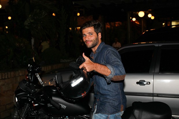 Bruno Gagliasso deixa restaurante no Rio de moto (Foto: Manuela Scarpa e Marcos Ribas/ Foto Rio News)