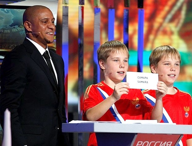 Roberto Carlos sorteio FIFA sede Copa Rússia (Foto: Divulgação / FIFA.com)