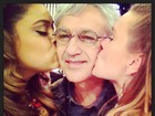 Carol Dieckmann e Preta Gil tascam 'beijo saduíche' em Caetano Veloso  