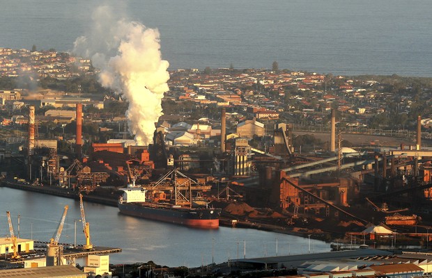 Chaminé de fábrica lança fumaça em Sydney, Austrália (Foto: Rob Griffith/AP)