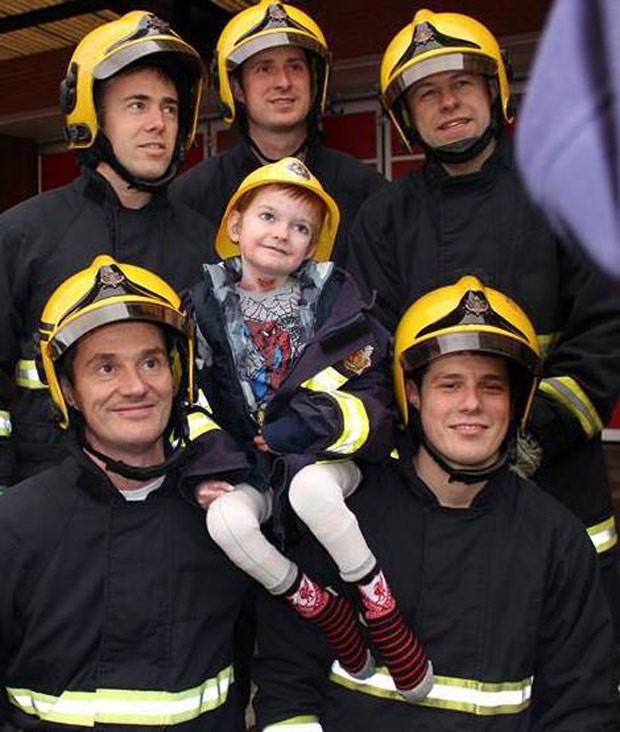 Garoto Rhys Williams posa para foto ao lado de bombeiros (Foto: Reprodução/Facebook/Tanya Fueb Moores)