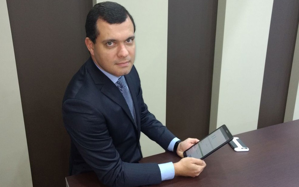 Roberto Christiano Gaspar Oliveira, CEO da Columbia Business Solutions, mostra aplicativo que monitora profissionais da saúde e facilita gestão hospitalar (Foto: Ricardo Benichio/Divulgação)