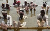Indianos ficam embaixo d'água em protesto (AP)