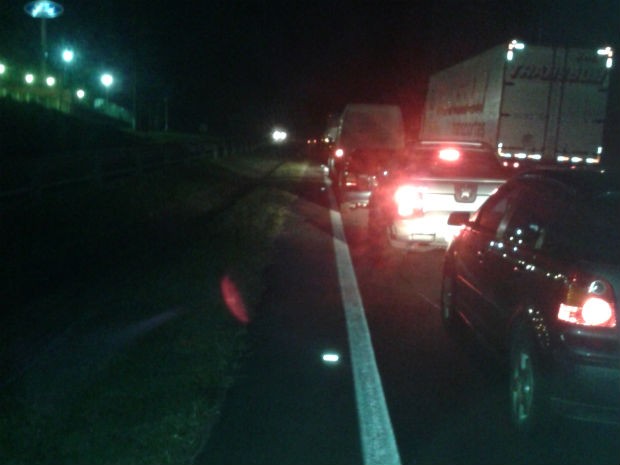 Protesto interdita pista da rodovia Marechal Rondon em Itu (Foto: João Carlos Matinez/TEM Você)