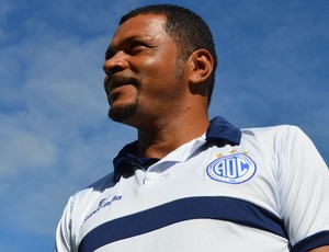 Nadélio Rocha, técnico do Confiança (Foto: Felipe Martins / globoesporte.com)