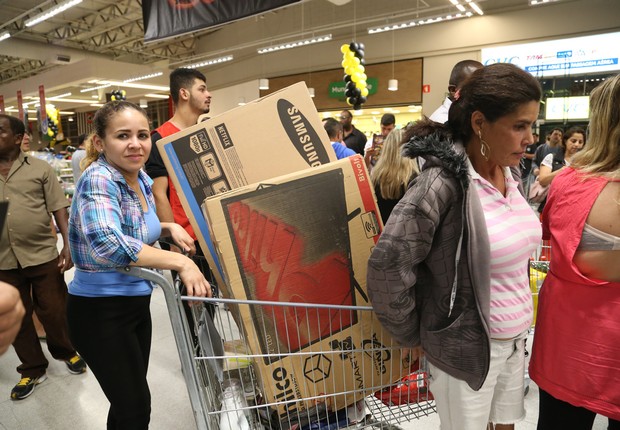 Consumidores esperam na fila para pagar compras feitas no Extra Supermercado durante a Black Friday (Foto: Paulo Pinto/Fotos Públicas)
