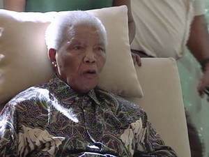 Mandela em sua casa, em imagem de vídeo feita nesta segunda (29) (Foto: SABC TV/AP)
