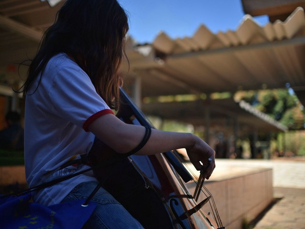 Estudante treina com instrumento na Escola de Música de Brasília (Foto: Andre Borges/Agência Brasília)