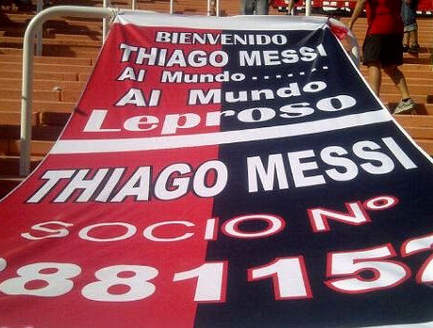 faixa filho Messi torcida (Foto: Reprodução)