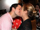 Adriana Esteves beija muito o marido Vladimir Brichta após estreia no teatro