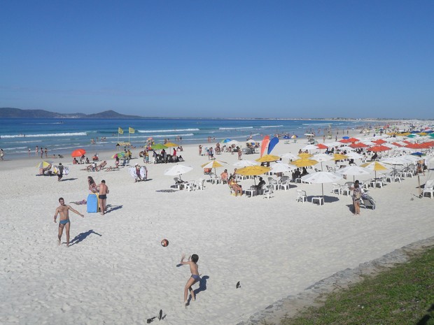 Praia do Forte ficou movimentada na manhã deste domingo (14) (Foto: Tomás Baggio)