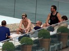 Grupo One Direction curte dia em piscina de hotel no Rio