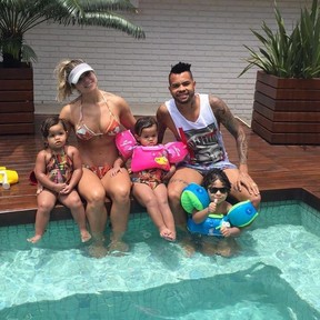 Dani Souza e Dentinho com os filhos (Foto: Instagram / Reprodução)
