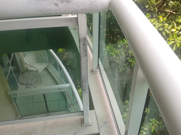 Detalhe da varanda de onde caiu Enrico Salazar Padilha Tavares: vão tem 40 cm, mas deveria ter apenas 20 cm (Foto: Divulgação/Crea-RJ)