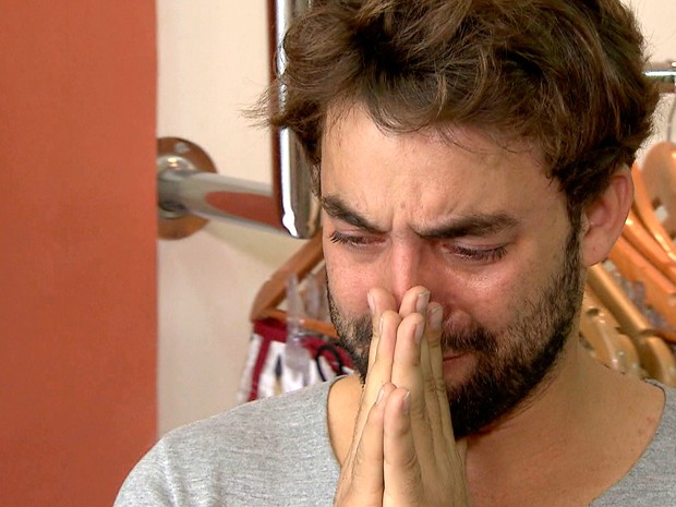 Empresário Esdras Santos chora ao ter sua loja de roupas roubada pela 11ª vez em Belo Horizonte (Foto: Reprodução/ TV Globo) Empresário Esdras Santos chora ao ter sua loja de roupas roubada pela 11ª vez em Belo Horizonte (Foto: Reprodução/ TV Globo)