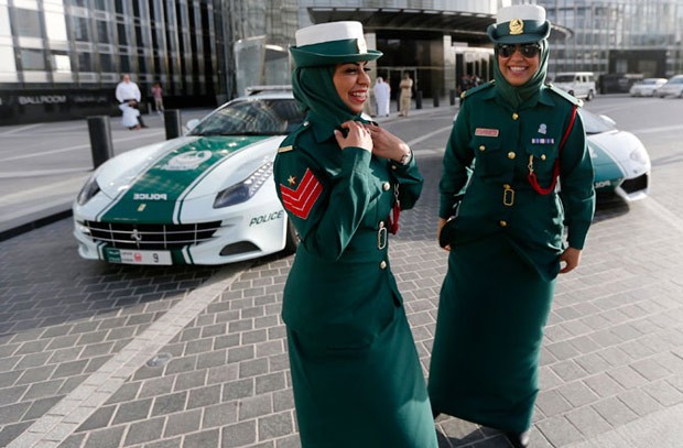 Turista pegou três meses de cadeia após tocar ombro de uma policial de Dubai (Foto: Reuters)