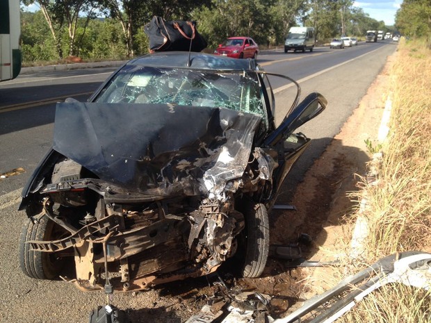 Carro teve frente destruída após colisão frontal na terça-feira (Foto: George José/ Blog Sigi Vilares)