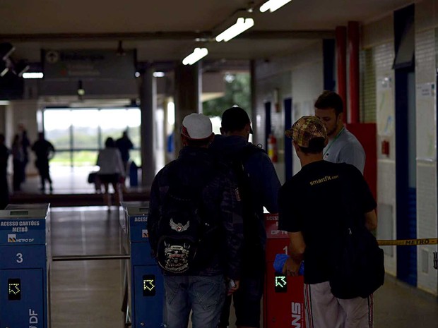 Passageiros recebem orientação de funcionários do Metrô do DF durante interdição de trecho entre Asa Sul e 114 (Foto: Alexandre Bastos/G1)