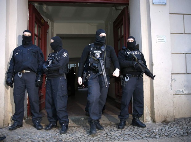 Policiais de Berlim fazem operação contra atentados no país nesta sexta-feira (16). Dois cidadãos turcos foram detidos (Foto: Fabrizio Bensch/Reuters)