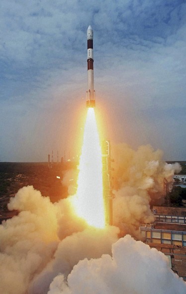 Foguete indiano carregado com cinco satélites estrangeiros é lançado ao espaço da ilha de Sriharikota, na Índia