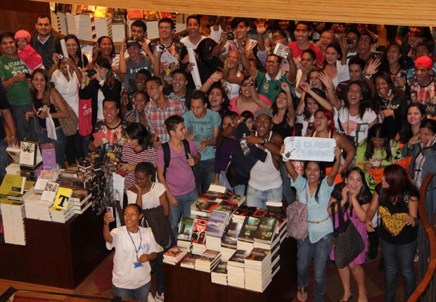 Fãs lotam espaço da Livraria Cultura, em São Paulo (Foto: Milene Cardoso / AgNews)