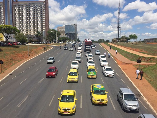 Taxistas fazem carreata para pedir que deputados aprovem projeto de lei que, na prática, proíbe implantação do Uber no Brasil (Foto: Alexandre Bastos/G1) Taxistas fazem carreata para pedir que deputados aprovem projeto de lei que, na prática, proíbe implantação do Uber no Brasil (Foto: Alexandre Bastos/G1)