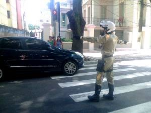 Agentes orientaram o trânsito no local. (Foto: Dominik Giusti/G1)