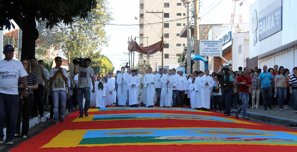 Procissão passa pelo tapete de Corpus Christi em Matão (Foto: Paulo Henrique Loureiro)