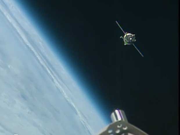 A nave russa Soyuz TMA-10M inicia manobra para se acoplar à ISS. (Foto: Nasa)