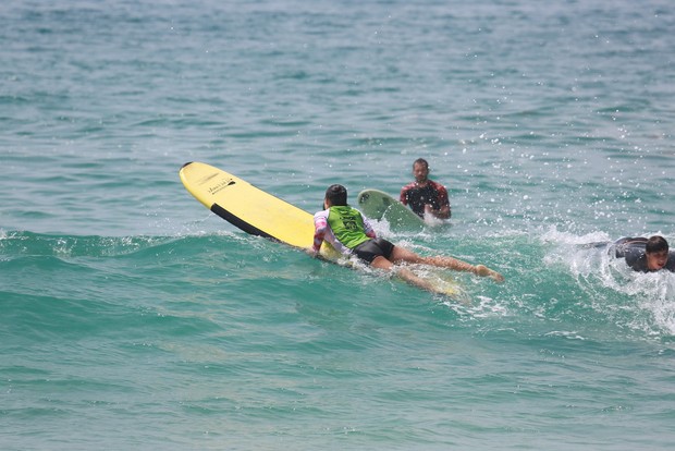  Kyra Gracie e Malvino Salvador fazem aula de surf na praia do Recreio  (Foto: Dilson Silva / Agnews)