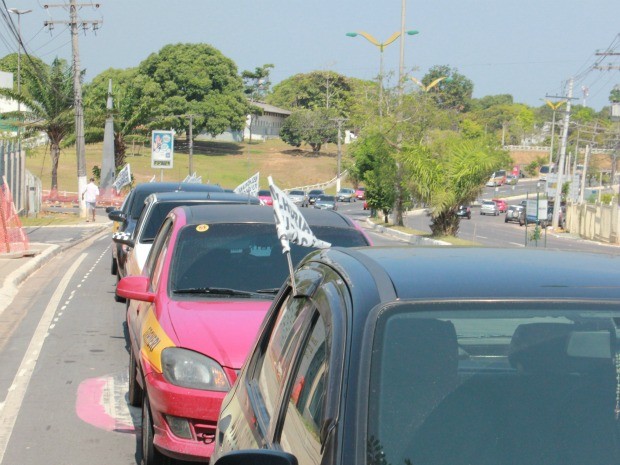 Aproximadamente 300 instrutores de trânsito participaram do protesto em Manaus (Foto: Camila Henriques /G1 AM)