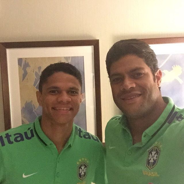 Hulk posa ao lado de Douglas Santos