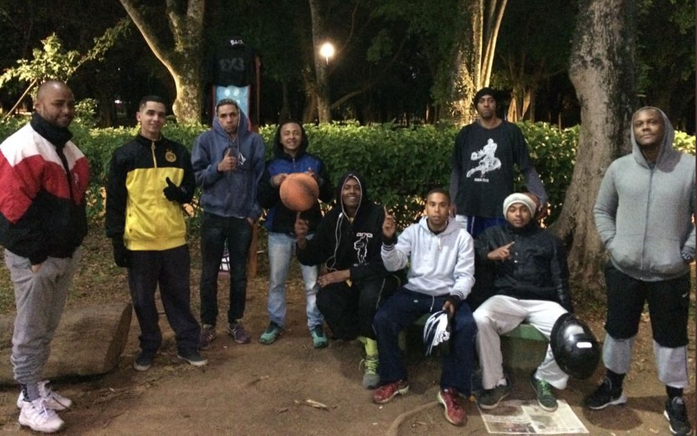 Time de basquete no Ibirapuera (Foto: Vivian Reis/G1)