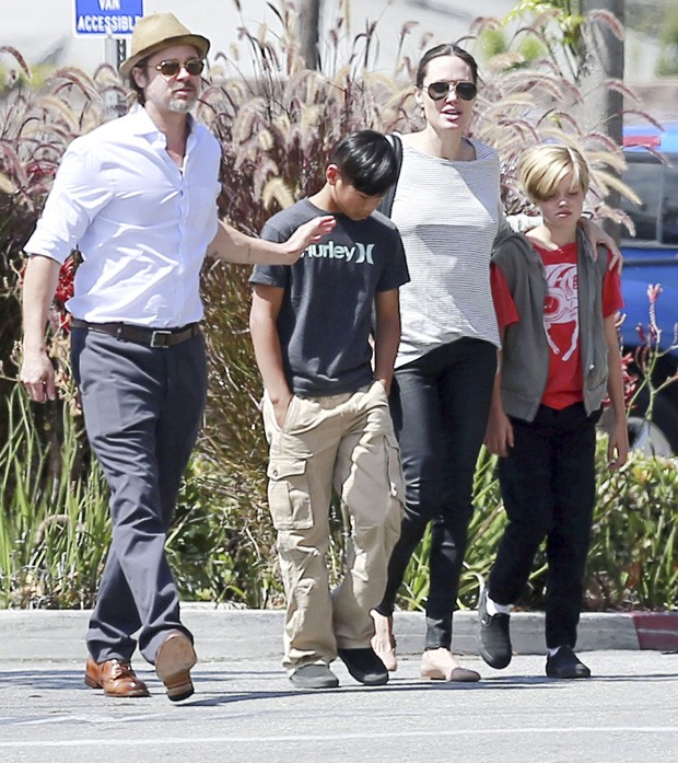 Brad pitt e Angelina Jolie com os filhos Pax e Shiloh (Foto: Grosby Group)