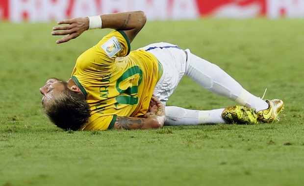 Neymar se machuca durante jogo contra a Colômbia (Foto: Reuters)