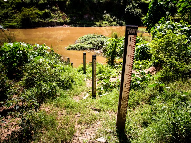 Réguas pluviométricas foram instaladas no quintal de casa em Santana do Mundaú (Foto: Jonathan Lins/G1)