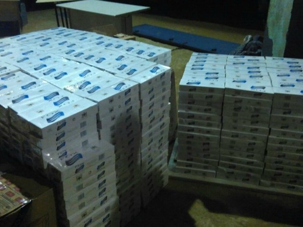 Ao todo, 23.956 pacotes de cigarro foram apreendidos pela polcia (Foto: Divulgao/PRF)