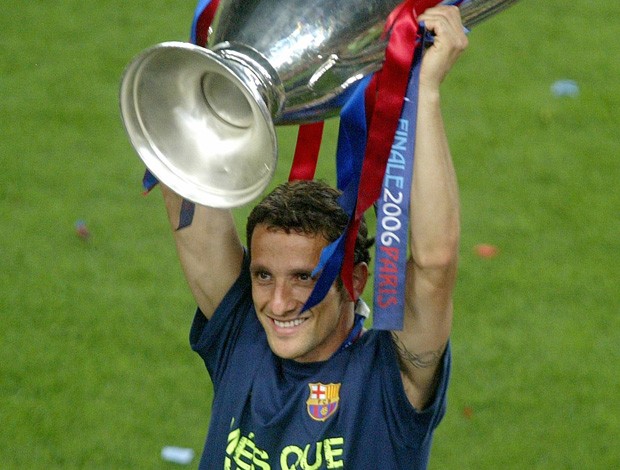 Belletti no Barcelona com a taça da Liga dos Campeões 2006 (Foto: AFP)