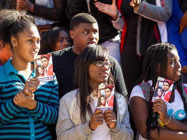 Manifestantes com imagem do jovem negro Tony Robinson. (Foto: Andy Manis/AP Photo) Manifestantes com imagem do jovem negro Tony Robinson. (Foto: Andy Manis/AP Photo)