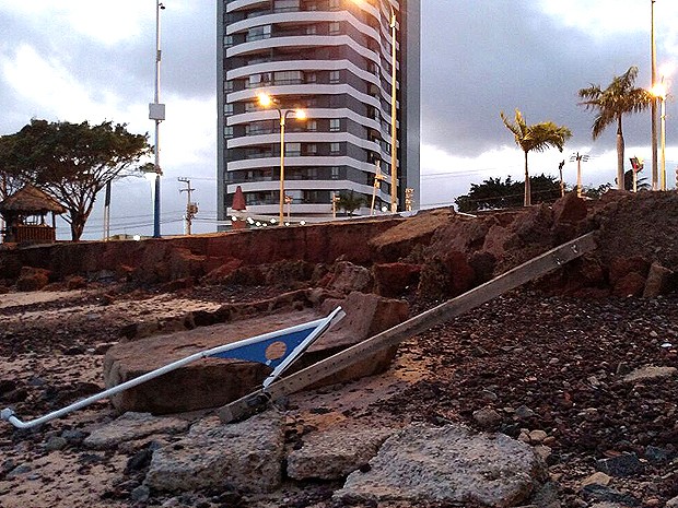 Maré derruba poste e destrói calçamento na orla de São Luís (MA) (Foto: Douglas Pinto / TV Mirante)